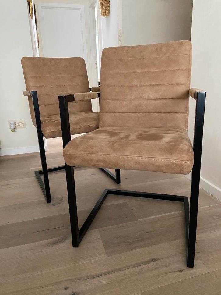 2 cognackleurige eetkamerstoelen in zeer goede staat, Huis en Inrichting, Stoelen, Zo goed als nieuw, Twee, Stof, Bruin, Ophalen
