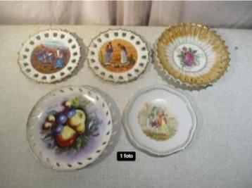5 belles assiettes décoratives en porcelaine ancienne