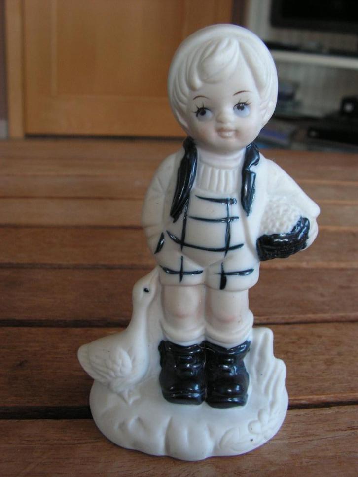 Figurine en biscuit Fille avec oie., Antiquités & Art, Antiquités | Céramique & Poterie, Enlèvement ou Envoi