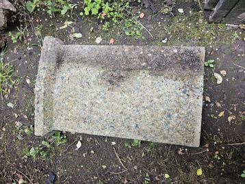 15 betonnen dekstenen met kraag en waterkering (50 x 30 cm).