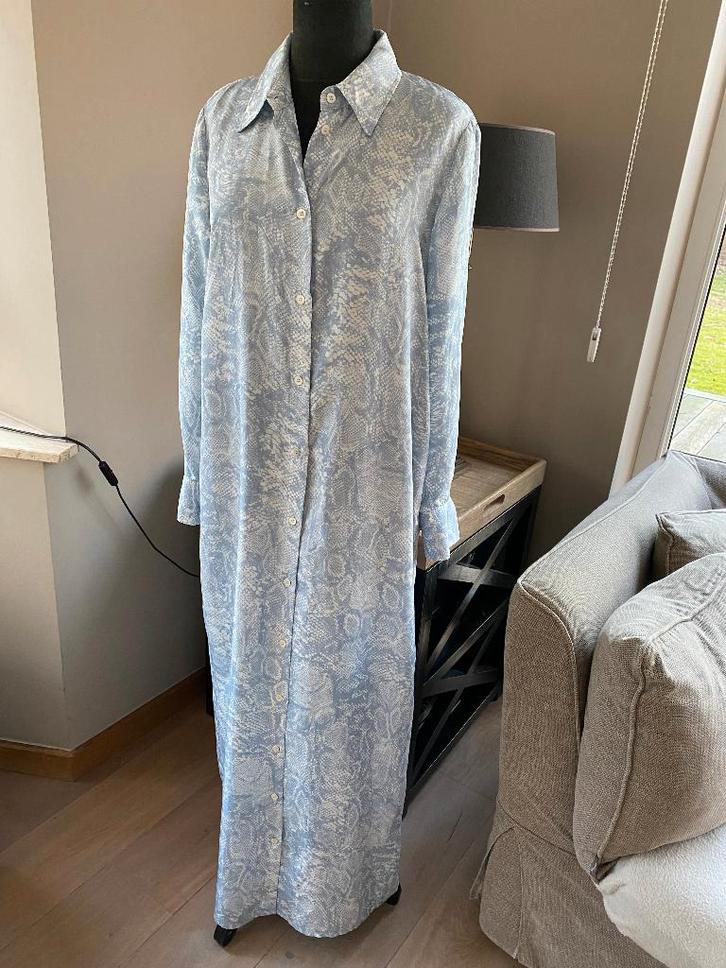 SCAPA lichtblauw/witte lange zijden jurk - 38, Kleding | Dames, Jurken, Zo goed als nieuw, Maat 38/40 (M), Blauw, Onder de knie