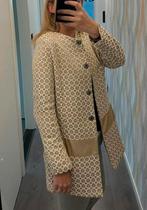 Halflange vest Amor de Cuba - Maat M - Nieuwprijs 140€, Kleding | Dames, Maat 38/40 (M), Beige, Nieuw, Ophalen of Verzenden