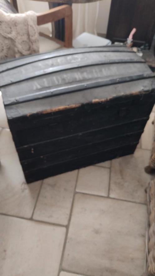 Grote zwarte koffer met linnen bekleed met opschrift, Huis en Inrichting, Woonaccessoires | Kisten, Gebruikt, Metaal, Ophalen