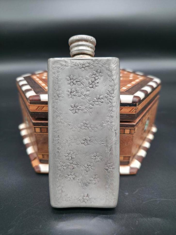 Bouteille Hip avec gravures, Antiquités & Art, Art | Art non-occidental, Enlèvement