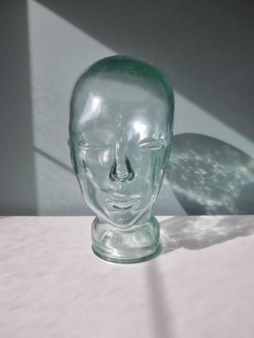 Glazen mannequin hoofd beschikbaar voor biedingen