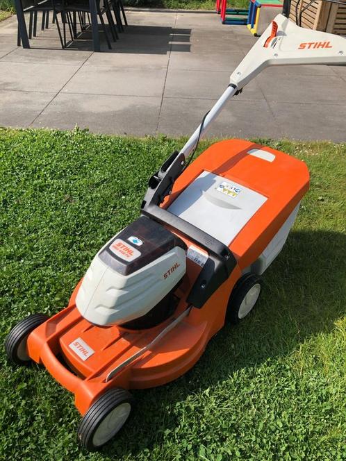 Stihl grasmachine (zelftrekker, batterijen, opvangbak), Tuin en Terras, Grasmaaiers, Zo goed als nieuw, Accu-grasmaaier, 40 t/m 49 cm
