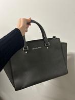 Michael Kors handtas - Grijs, Handtassen en Accessoires, Tassen | Damestassen, Ophalen, Zo goed als nieuw, Grijs, Handtas