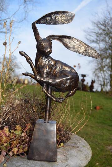 Statue en bronze signé sur socle (le lièvre à course)