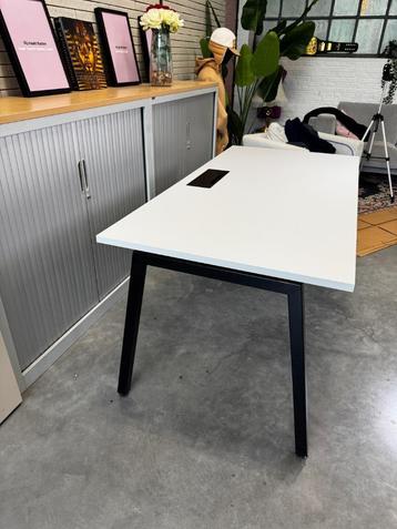 Bureautafel van merk Nova in minimalistisch design beschikbaar voor biedingen