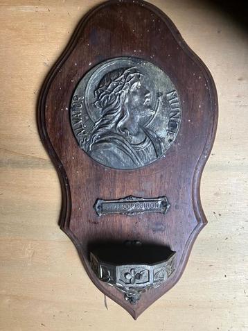 Crucifix op hout en wijwatervat beschikbaar voor biedingen