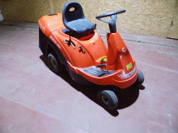 OLEOMAC 12,5 pk grasmaaier tractor in perfecte staat beschikbaar voor biedingen