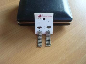 Vintage zilverkleurige langere 4 strass oorbellen clips beschikbaar voor biedingen
