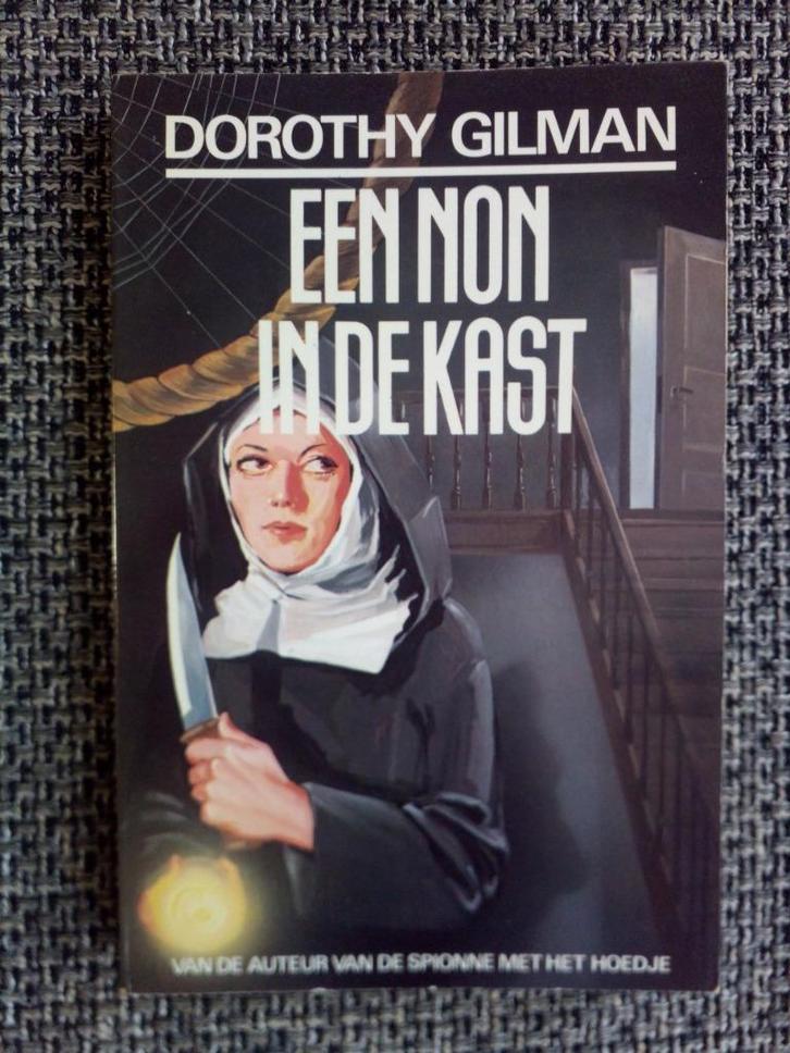 Dorothy Gilman - Een non in de kast (Zwart Beertje 1692), Boeken, Avontuur en Actie, Zo goed als nieuw, Ophalen of Verzenden