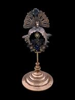 Broche antique paon du Pérou montée sur socle de 18 cm, Handtassen en Accessoires, Antieke sieraden, Ophalen, Overige materialen