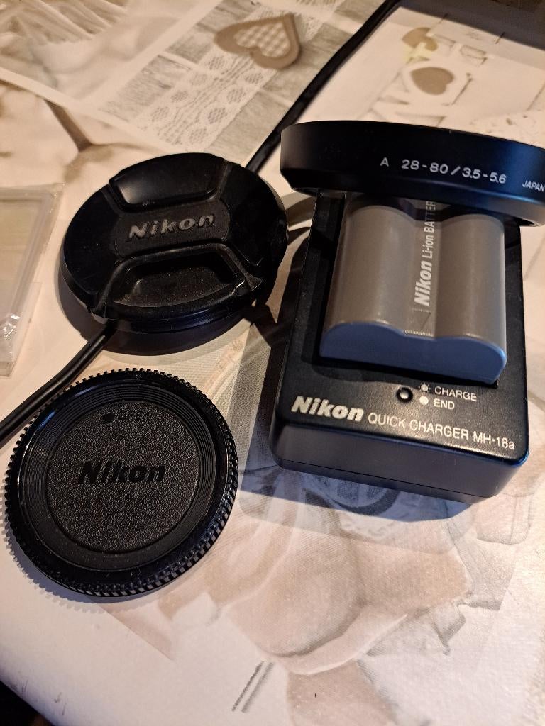 Batterie nikon d 300 avec chargeur plus accessoires, Enlèvement ou Envoi, Utilisé