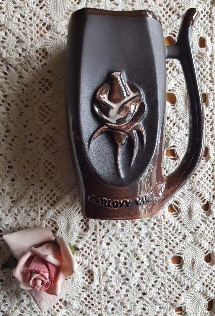 Tjechische bruine aardewerk tuitbeker, rozen , Karlovy Vary, Antiek en Kunst, Curiosa en Brocante, Ophalen of Verzenden