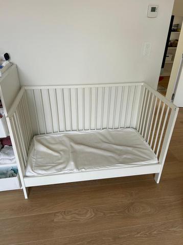 Babybed Sundvik Ikea 60x120cm incl matras beschikbaar voor biedingen