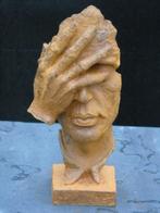standbeeldbuste van een gezicht verborgen door een hand in g, Tuin en Terras, Tuinbeelden, Nieuw, Ophalen of Verzenden, Abstract beeld