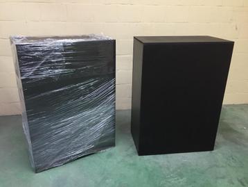 2 stevige sokkels voor beeldhouwwerk beschikbaar voor biedingen