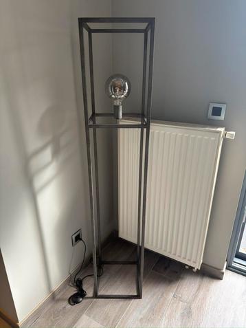 Staanlamp en kastlamp beschikbaar voor biedingen