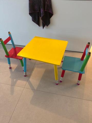 Kleurrijk kindertafeltje met 2 stoeltjes – potlooddesign beschikbaar voor biedingen
