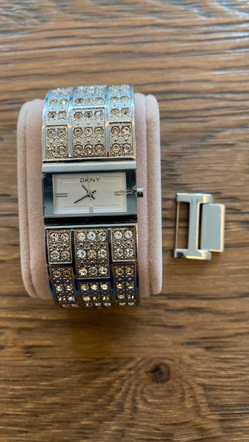 Feestelijke Dkny Dameshorloge. beschikbaar voor biedingen