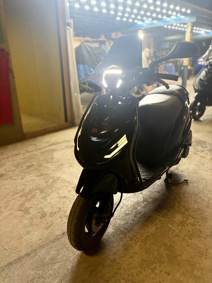 Piaggio Zip 2023 – Full option – 4.700 km, Vélos & Vélomoteurs, Scooters | Piaggio, Zip, Enlèvement