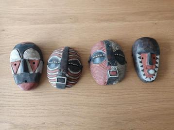 4 prachtige handgesneden Afrikaanse houten maskers beschikbaar voor biedingen