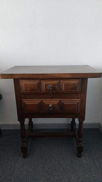 Nachttafel
 beschikbaar voor biedingen