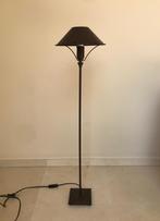 Lampe en métal patiné cuivre ancien avec abat-jour assorti., Maison & Meubles, Lampes | Lampes de table, Comme neuf, 75 cm ou plus