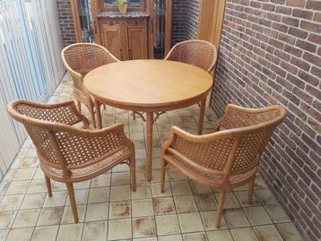 Tafel en stoelen voor terrastuin of veranda in rotan en o