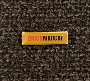 PIN - BRICOMARCHÉ - BRICO MARCHÉ, Envoi, Utilisé, Autres sujets/thèmes, Insigne ou Pin's