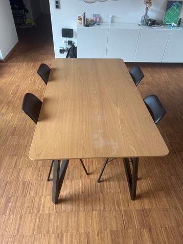 Eettafel + 4 stoelen beschikbaar voor biedingen
