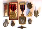 10 médailles et emblèmes par paire, Timbres & Monnaies, Pièces & Médailles, Autres matériaux, Enlèvement ou Envoi
