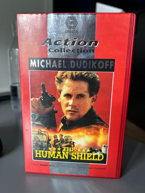 The Human Shield - VHS - Micheal Dudikoff, Cd's en Dvd's, VHS | Film, Zo goed als nieuw, Actie en Avontuur, Ophalen of Verzenden