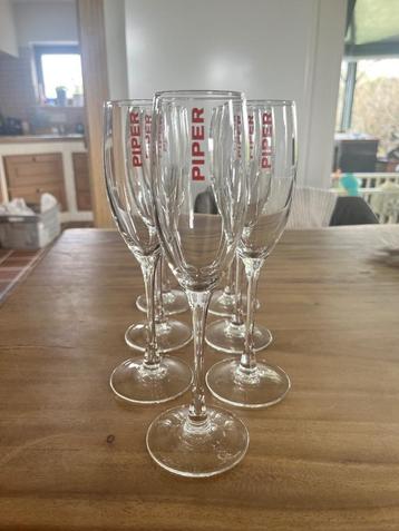 Champagne glazen beschikbaar voor biedingen