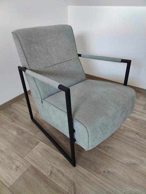 XOOON fauteuil Bueno mint/pastelgroen + metalen frame, Maison & Meubles, Fauteuils, Comme neuf, Métal, Tissus, 50 à 75 cm, 75 à 100 cm