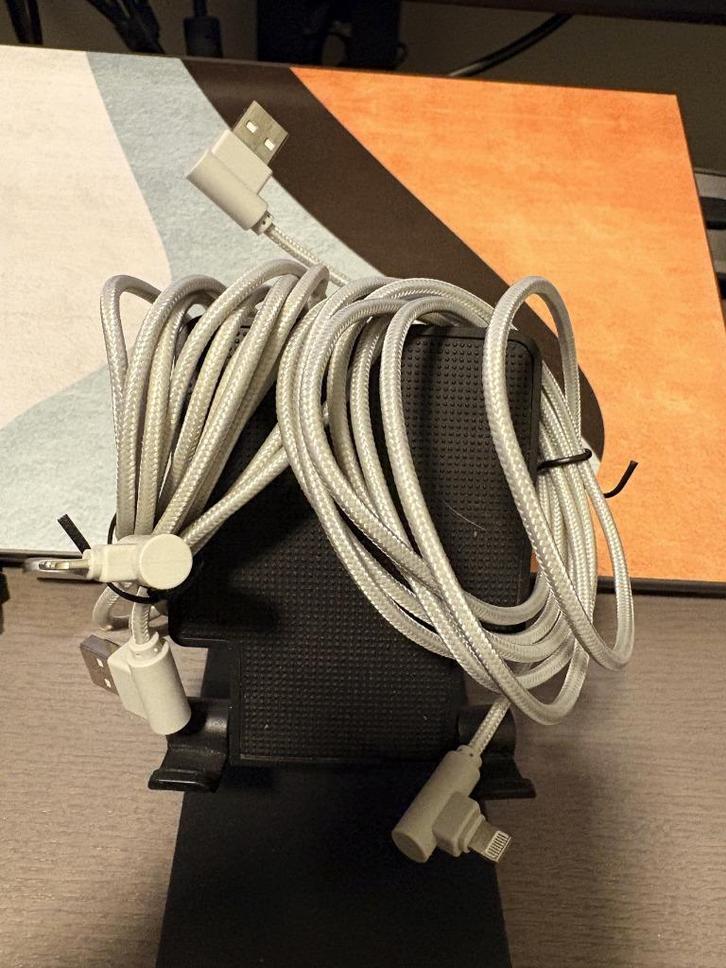 2x Lightning naar USB-A kabels (2m en 3m), Computers en Software, Pc- en Netwerkkabels, Zo goed als nieuw, Ophalen of Verzenden