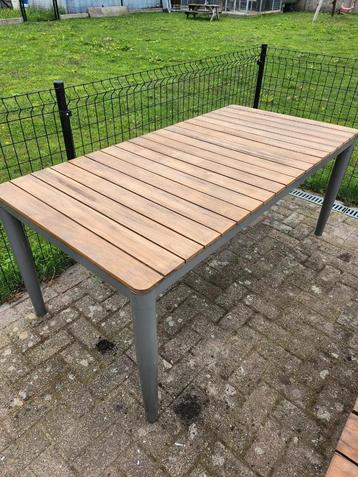 Tuintafels alluminuim met hardhoutenblad  beschikbaar voor biedingen
