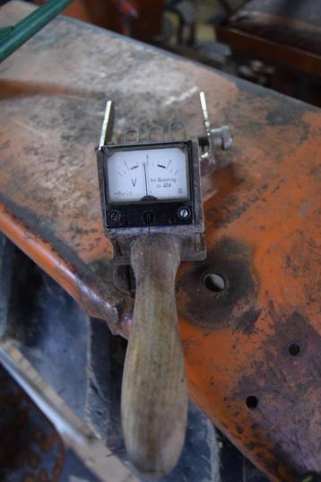 antieke volt / batterij tester  voor autos beschikbaar voor biedingen