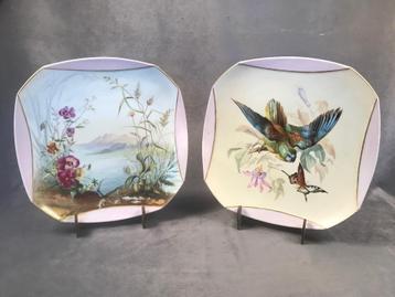 Assiettes décoratives peintes avec des oiseaux et des scènes
