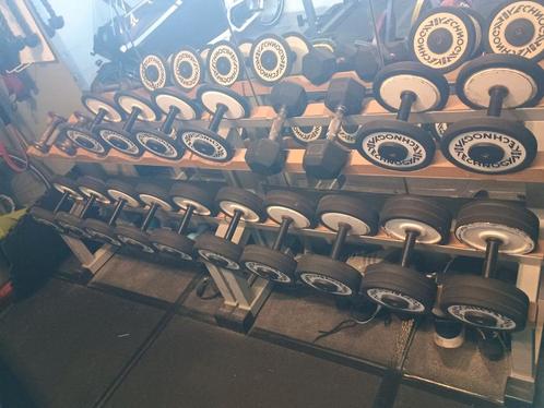 Dumbells technogym (grotendeels) 2-20kg + rekken technogym, Sport en Fitness, Fitnessmaterialen, Ophalen