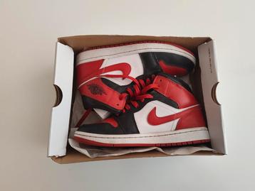 Femme Nike Air Jordan 1 mids rouge/noir taille 38.5, Rouge, Enlèvement ou Envoi, Sneakers et Baskets, Nike Jordan