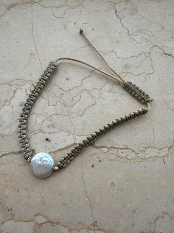 Bracelet tressé beige avec perle nacrée et pochette, Enlèvement ou Envoi, Beige, Avec bracelets à breloques ou perles, Utilisé