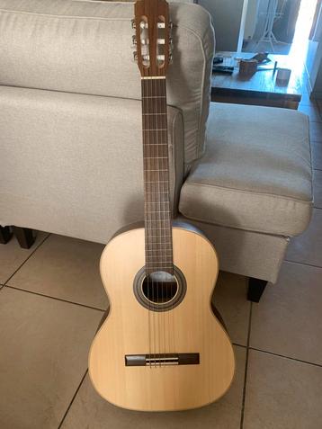 Guitare HORA “Eco SS300 Walnut guitar” beschikbaar voor biedingen
