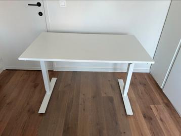 IKEA Trotten zit-sta bureau en kabelgoot beschikbaar voor biedingen