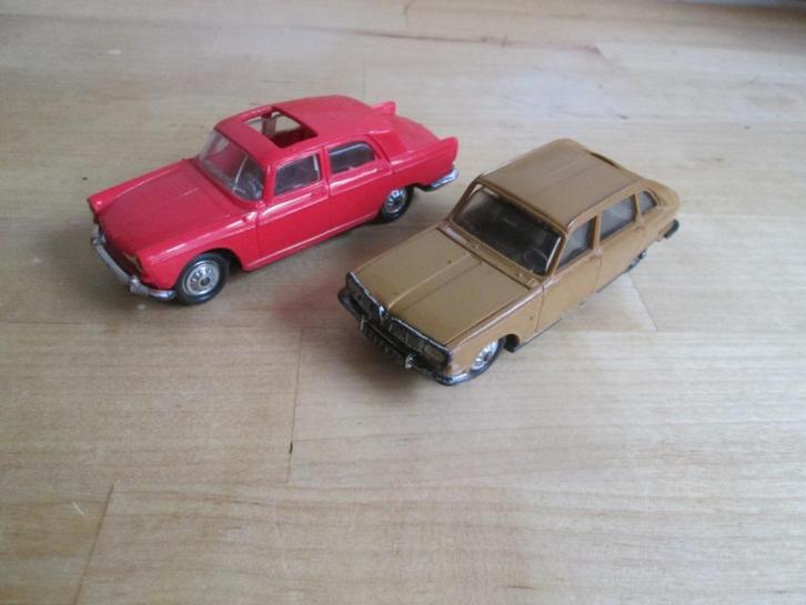 2 Norev 1:43 60iger Jahren Peugeot 404 rot + R 16, Hobby en Vrije tijd, Modelauto's | 1:43, Gebruikt, Auto, Norev, Ophalen of Verzenden