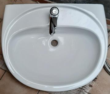 Grote pompbak met kraan beschikbaar voor biedingen