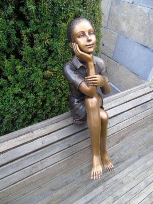 bronzen beeld van een meisje zittend..., Tuin en Terras, Tuinwanddecoratie, Nieuw, Ophalen