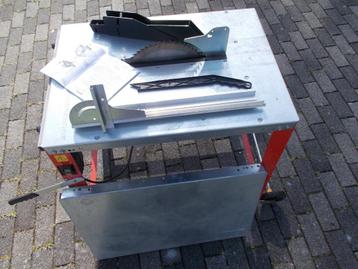 Degelijke cirkelzaagtafel STARTEK met toebehoren beschikbaar voor biedingen
